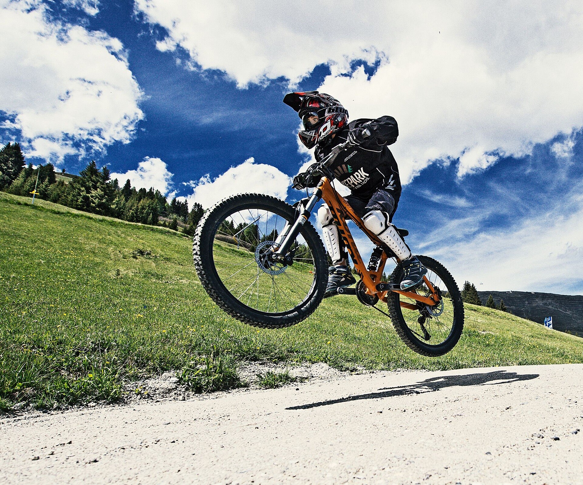 Mountainbiker im Sprung