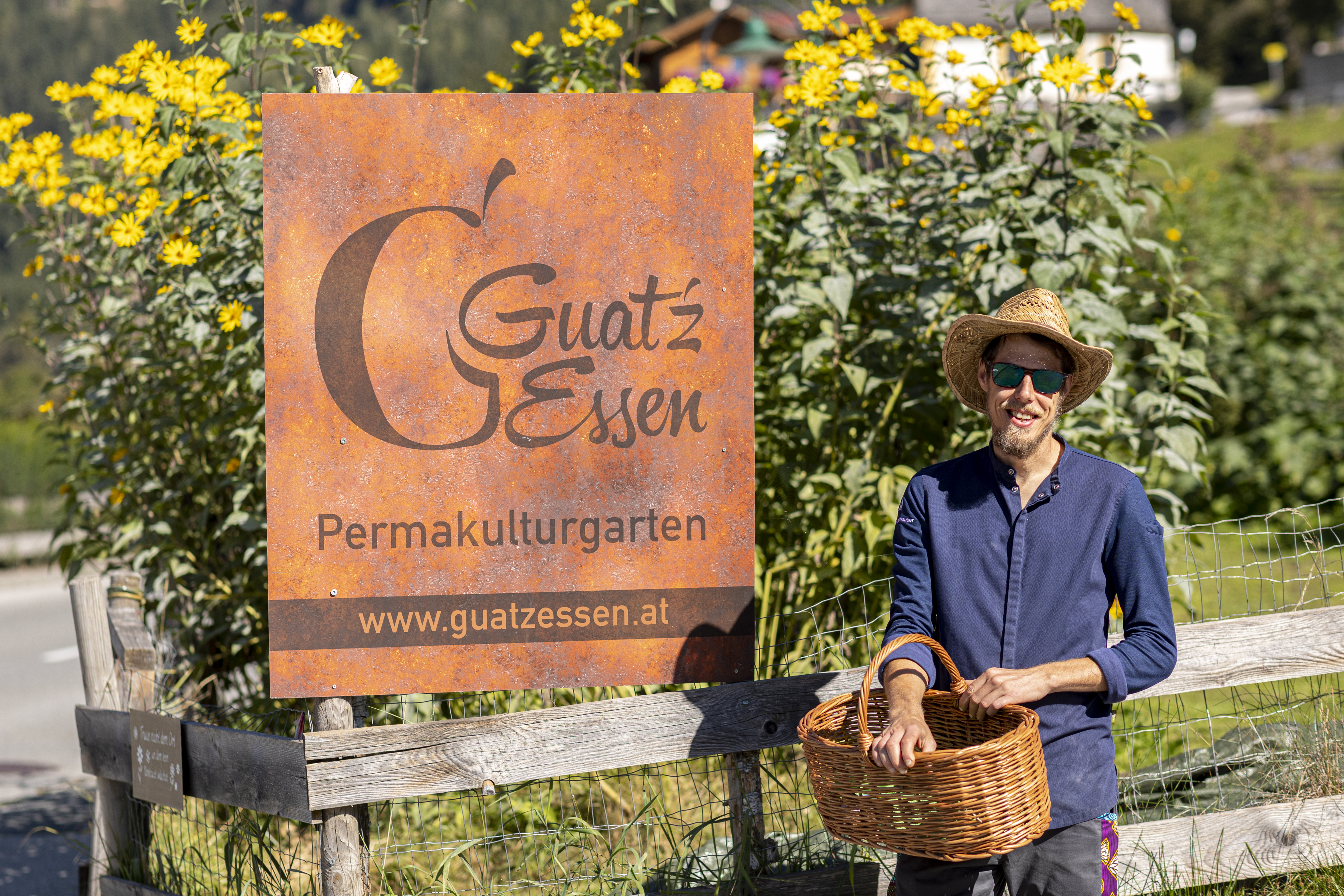 Peter Fankhauser vor seinem Permakulturgarten, Guat'z Essen