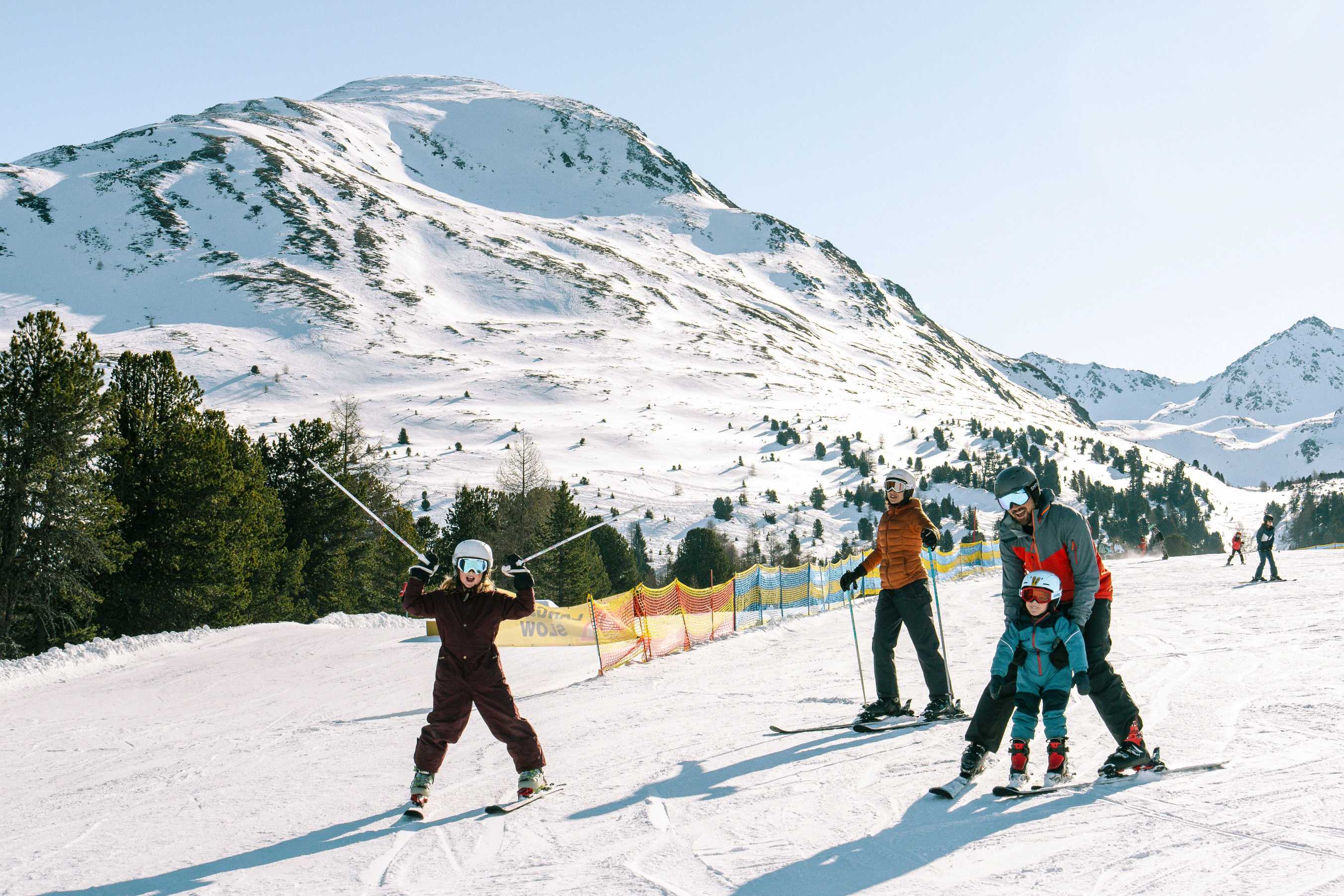 Kinder beim Skifahren im Winter