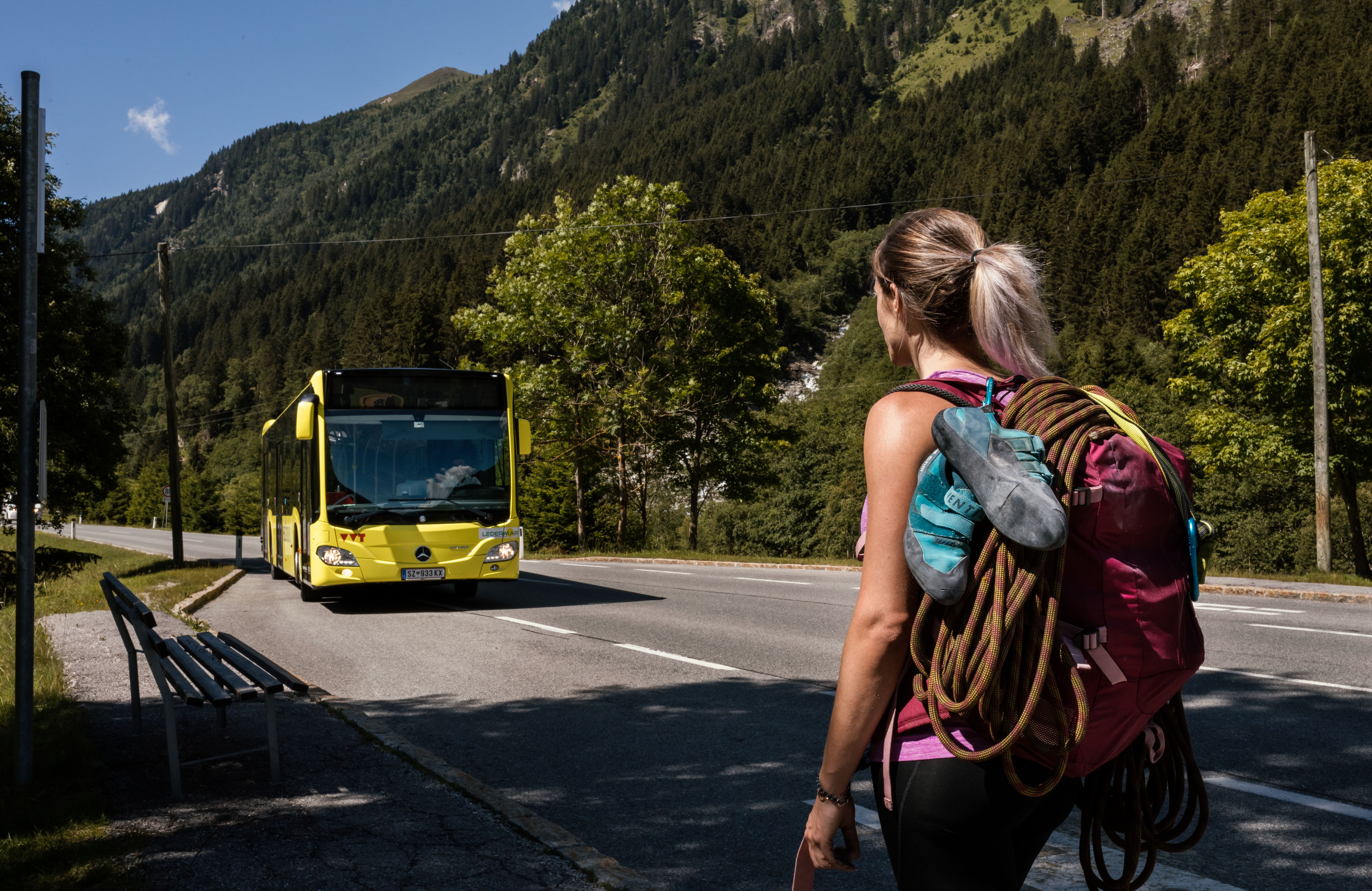 Wanderin wartet auf kommenden Bus