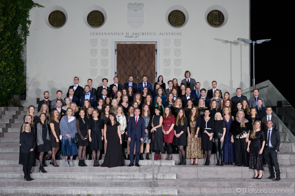 Gruppenbild aller Tirol Werbung Mitarbeiter:innen