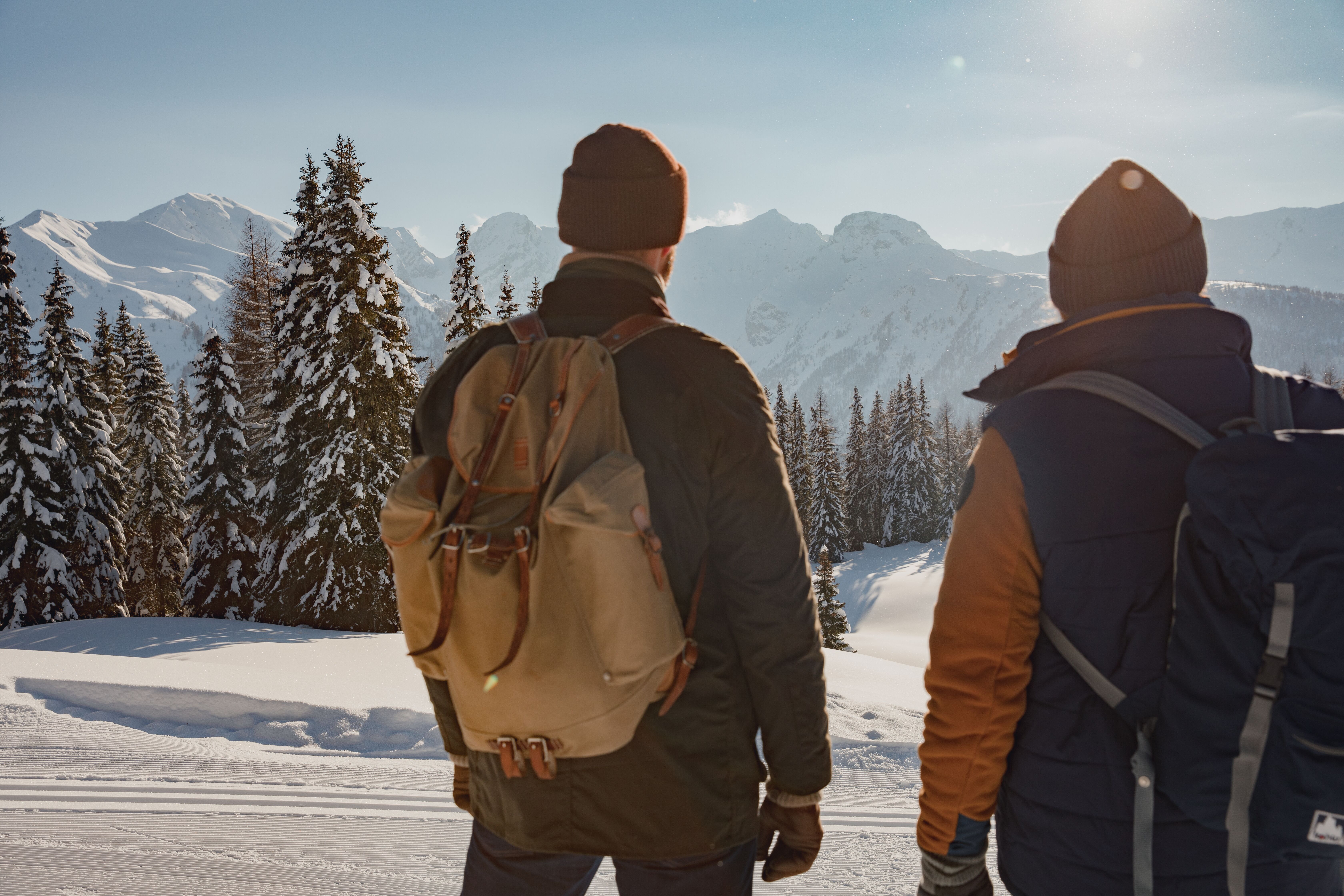 Männer vor einer Winterlandschaft