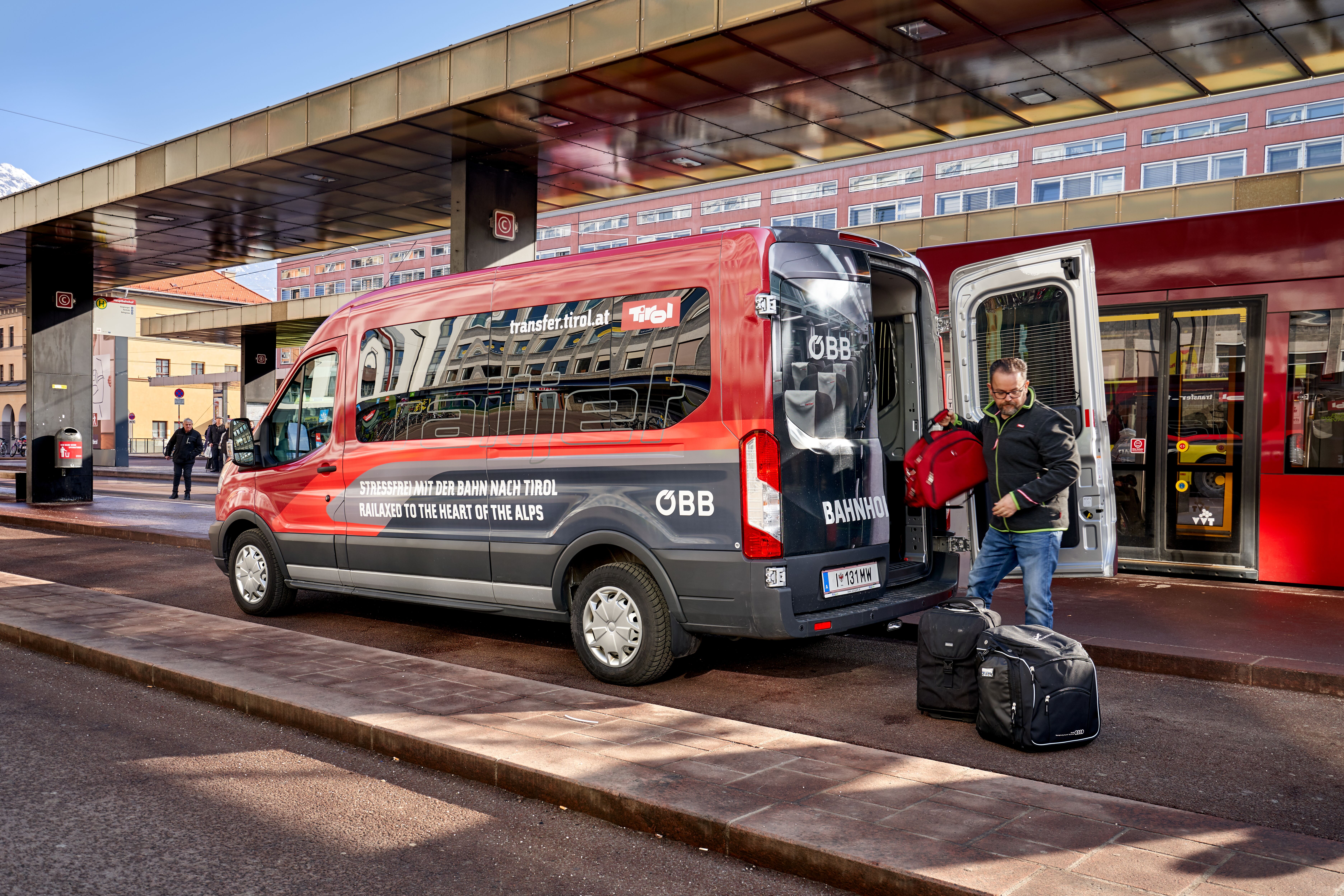 Bahnhofshuttle, Fahrer ladet Gepäck ein