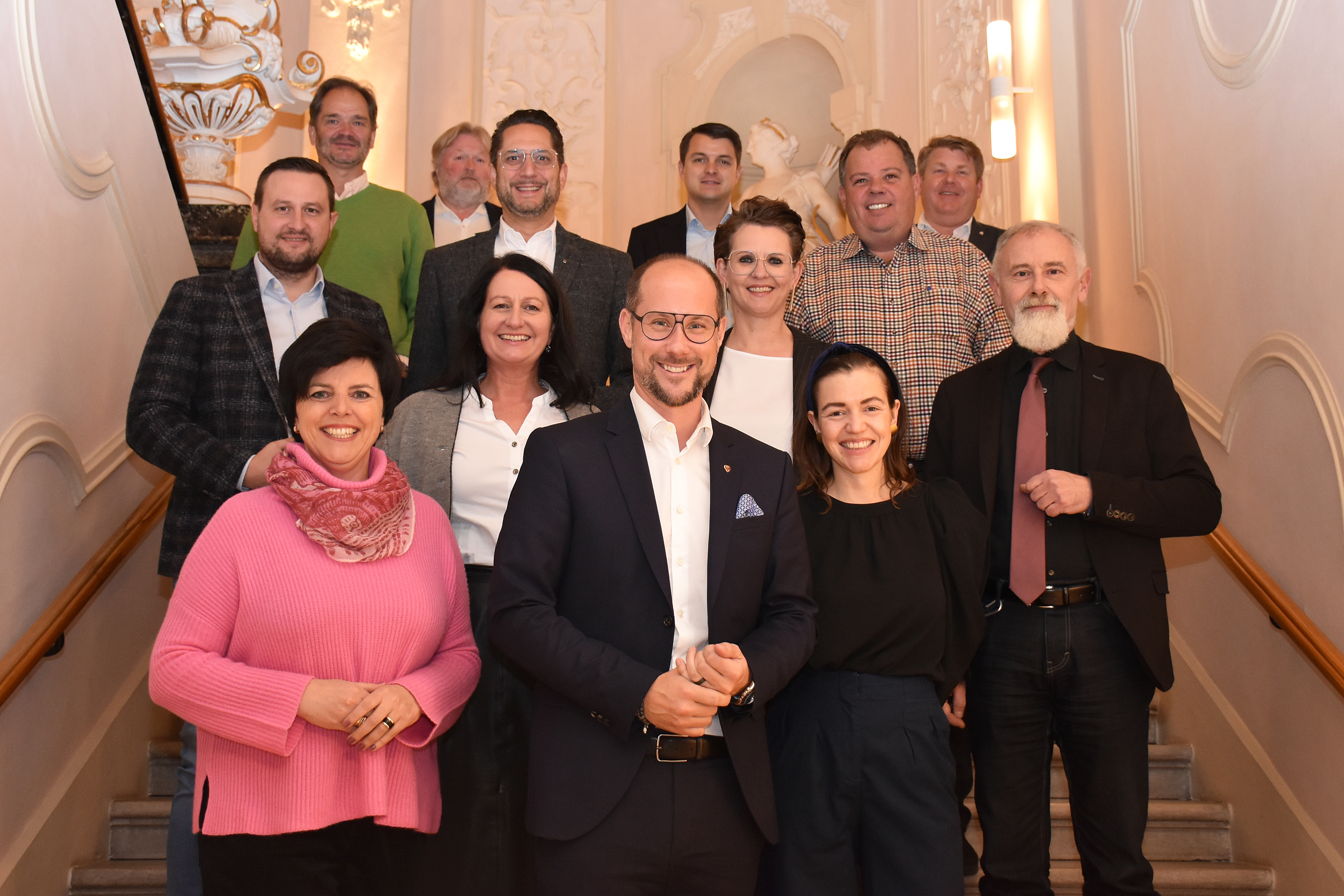 Im Bild: 1. Reihe v.l.: Karin Seiler (GF Tirol Werbung), Tourismuslandesrat Mario Gerber, Anna Kurz (Vorsitzende Junges Hotel- und Gastgewerbe, WK Tirol), Gerhard Föger (Leiter der Abteilung Tourismus des Landes Tirol); 2. Reihe v.l.: Daniel Kandler (Büro LR Gerber, Land Tirol), Bettina Geisl (Obfrau TVB Pillerseetal; VTT), Katharina Hradecky (Hotel Hinteregger, Matrei i.O., Land Tirol); 3. Reihe v.l.: Hansi Entner, (Obmann Verband der Tiroler Tourismusverbände, VTT), Alois Rainer (Fachgruppenobmann Gastronomie, WK Tirol), Andreas Hundsbichler (Obmann TVB Mayrhofen, VTT); 4. Reihe v.l.: Martin Kofler (Abteilung Tourismus, Land Tirol, kooptiert), Kurt Berek (BH Innsbruck, Land Tirol), Thomas Geiger (GF Sparte Tourismus und Freizeitwirtschaft, kooptiert); nicht anwesend: Franz Hörl (Obmann des Fachverbandes der Seilbahnen, WK Tirol)