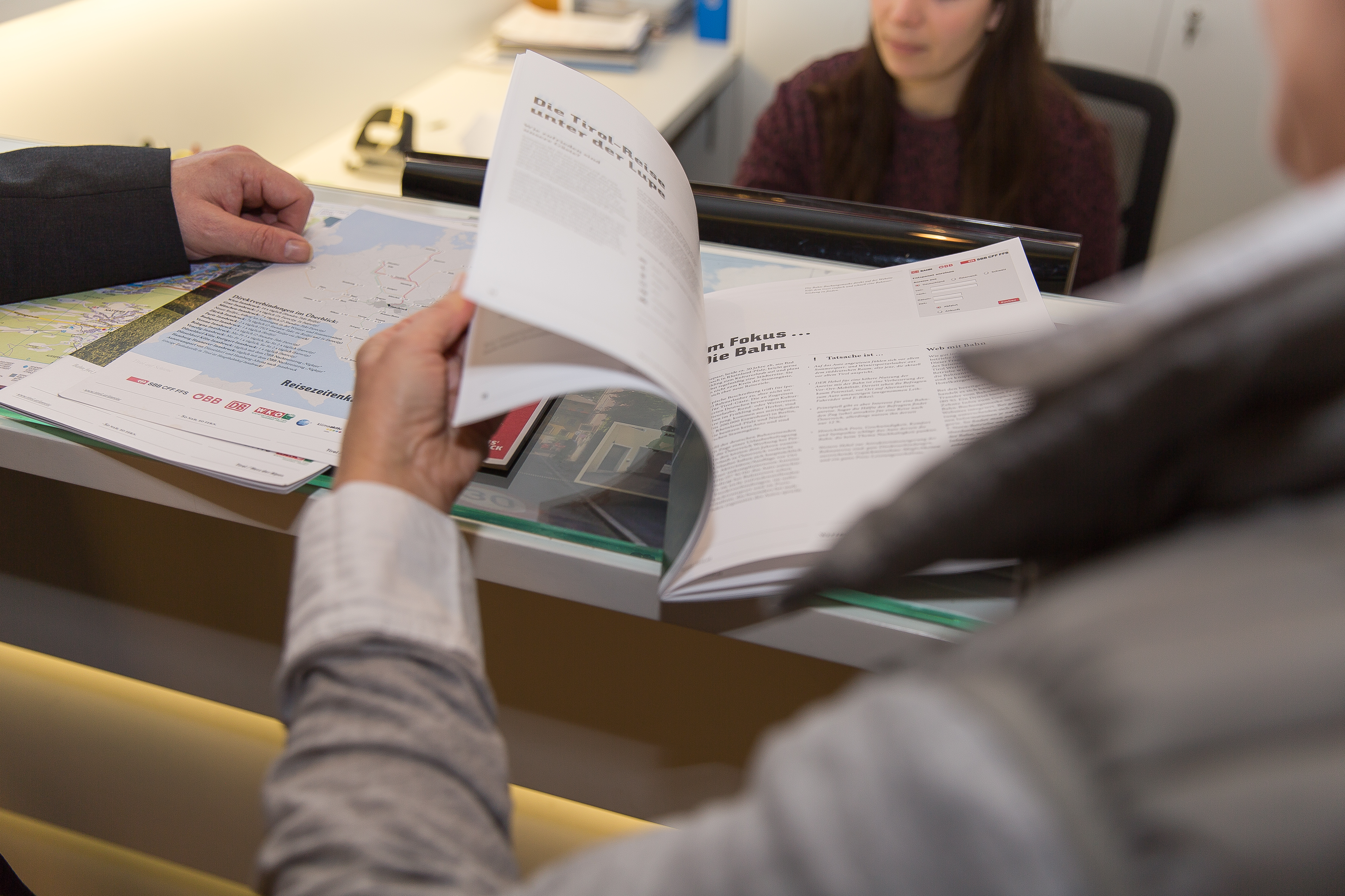 Person haltet Infofolder für Betriebe in der Hand