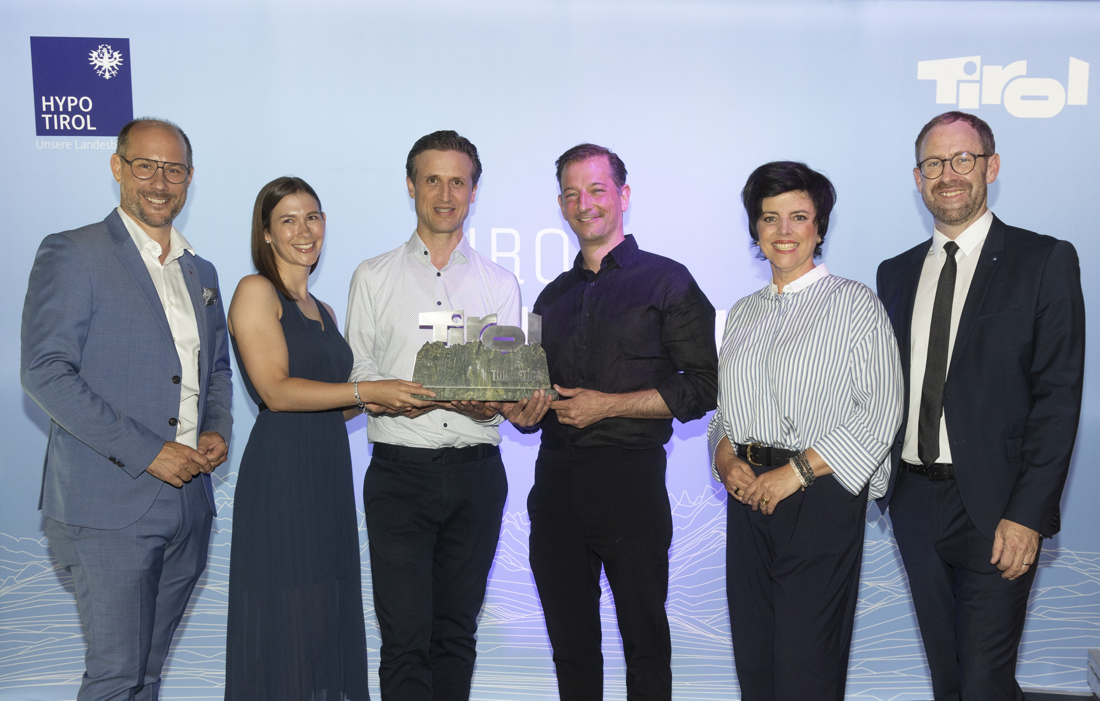 Tourismuslandesrat Mario Gerber, die Touristica-Gewinner Michaela Kraler, Elias Walser und Alois Seyrling vom TVB Seefeld mit der Geschäftsführerin der Tirol Werbung, Karin Seiler und Christian Jäger von der Hypo Tirol Bank (v.l.) © Tirol Werbung / Die Fotografen