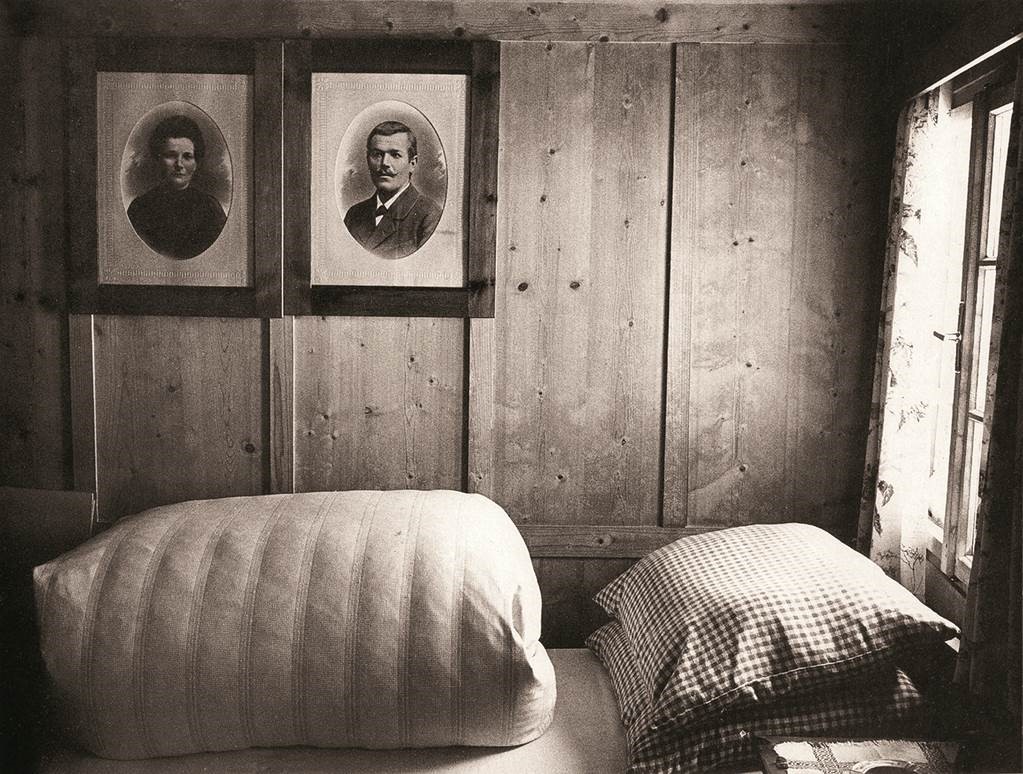 Zimmer mit Bildern an der Wand, Sepia