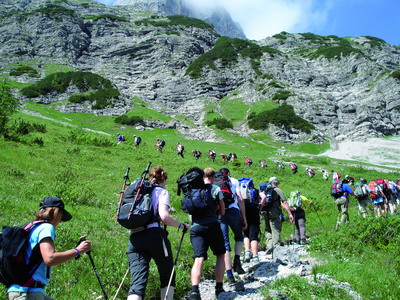Viele Wanderer, die hintereinander gehen